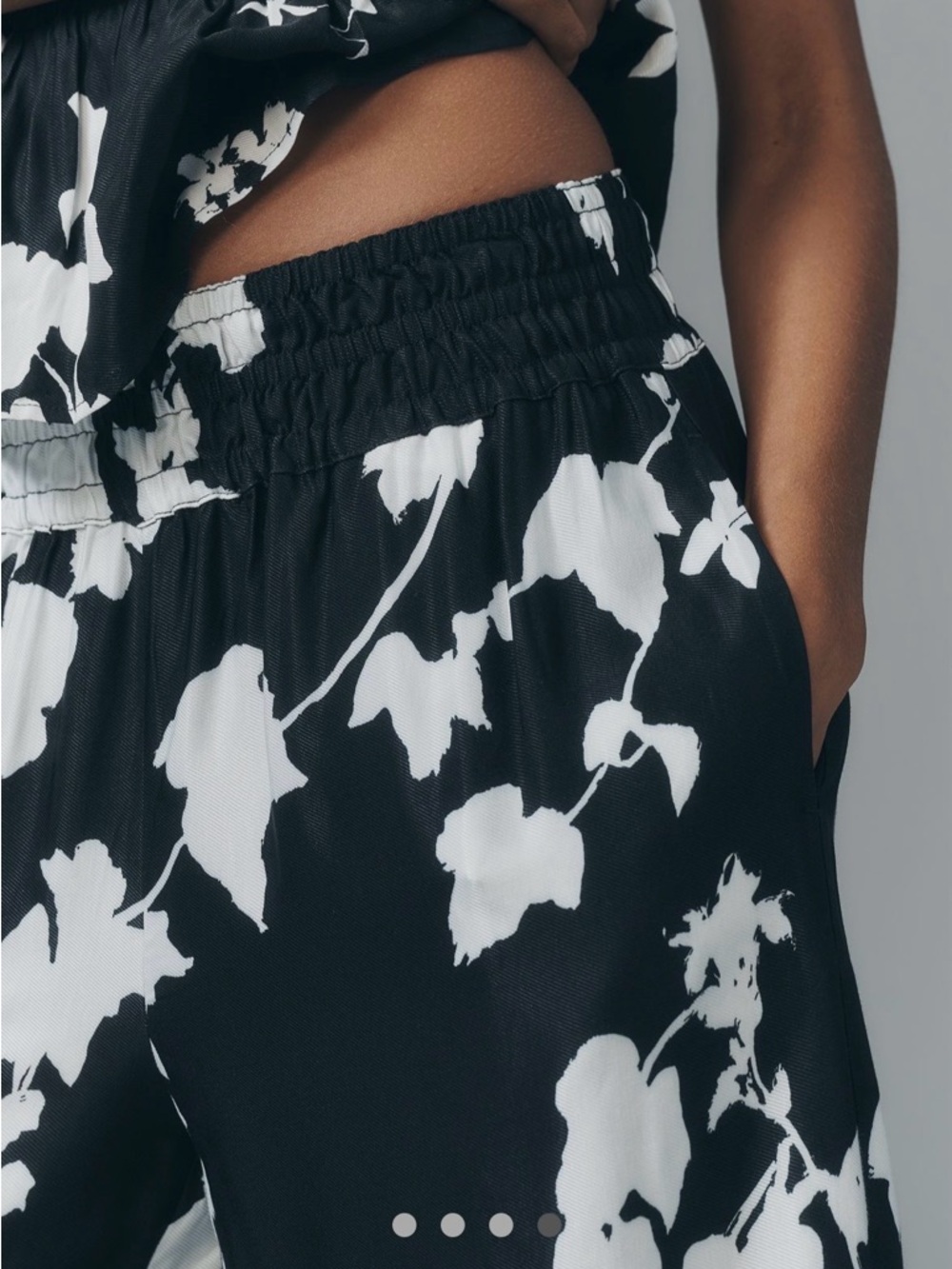 THE SOMERSET SILKY FLORAL PANT - Picture 2 of 8